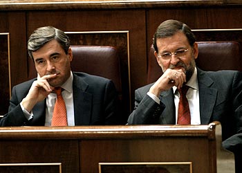 Ángel Acebes y Mariano Rajoy, durante la sesión de control al Gobierno en el Congreso.rnrn LUIS MAGÁN