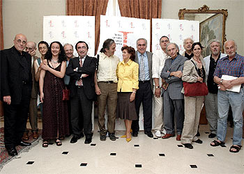 La ministra de Cultura, Carmen Calvo (en el centro), rodeada de responsables de política cultural de Extremadura y de algunos artistas que intervendrán en el 50º Festival de Mérida como Constantino Romero, Emilio Gutiérrez Caba, José Luis Alonso de Santos, José Carlos Plaza, Vicky Peña, Mario Gas y Héctor Alterio.