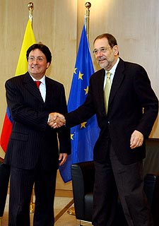 El vicepresidente de Colombia, Francisco Santos, y Solana, ayer en Bruselas.