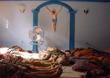 Los cadáveres de las víctimas de la matanza en el depósito de cadáveres de La Gabarra.