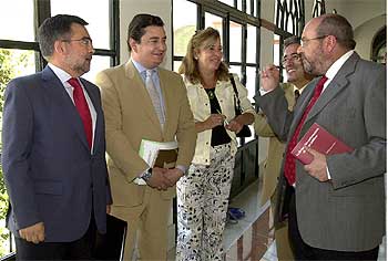 De izquierda a derecha, José Calvo, Antonio Sanz, Concha Caballero, Pedro Vaquero y José Caballos, ayer en el Parlamento.