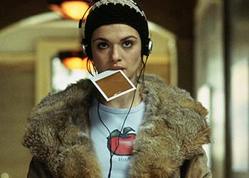 Rachel Weisz interpreta a una estudiante de Bellas Artes en  Por amor al arte. 