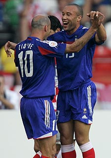 Silvestre felicita a Zidane tras el primer gol francés.