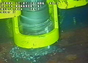 A cuatro kilómetros de profunidad las máquinas trabajan bajo una presión enorme. En la foto, una taladradora diseñada especialmente para este trabajo perfora el casco del  Prestige .