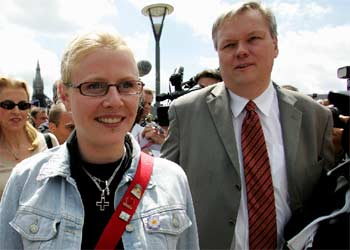 Laetitia Delhez, víctima de Dutroux, llega con su abogado al Tribunal de Arlon para escuchar el veredicto.