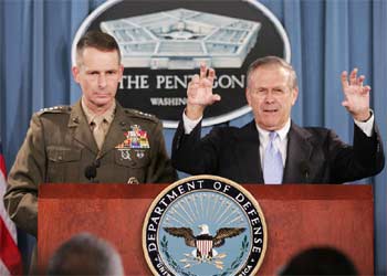 Donald Rumsfeld (derecha) y el general Peter Pace comparecen ante la prensa en el Pentágono.