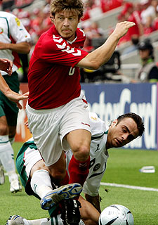 Berbatov entra en falta a Helveg.