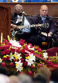 B. B. King, durante el funeral por Ray Charles celebrado ayer en Los Ángeles.