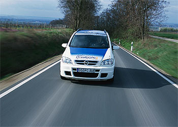 Los coches de hidrógeno no contaminan: sólo emiten vapor de agua por el escape. El Opel Zafira Hydrogen 3, en la imagen, alcanza 160 kmh. y tiene 400 kilómetros de autonomía.