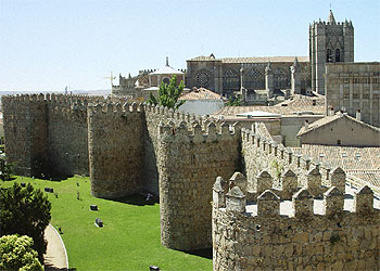 La muralla de Ávila cuenta con nueve puertas y rodea la ciudad histórica, declarada patrimonio de la humanidad por la Unesco en 1985. Al fondo, la catedral.rnrnInterior de la catedral de Ávila, que acoge la muestra  Las Edades del Hombre.
