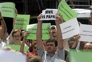Protesta contra el Vaticano ante la catedral de Barcelona
