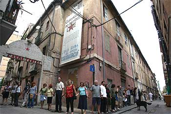 Cadena humana contra un plan urbanístico en El Carme