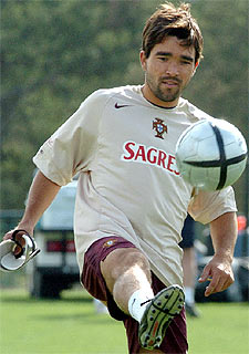 Deco se entretiene haciendo malabarismos con el balón.