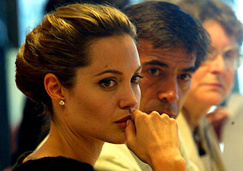 Angelina Jolie, junto a Imanol Arias, en Barcelona.
