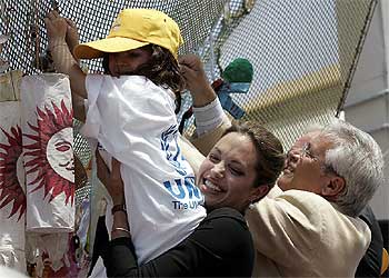El talismán de Angelina Jolie reclama atención a los niños desamparados