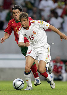 Joaquín intenta escaparse del acoso de Nuno Valente.