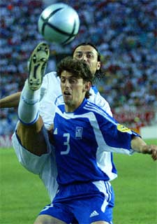 Sharonov y Venetidis luchan por el balón.