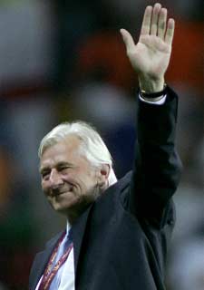 Bruckner saluda tras la victoria sobre Holanda.