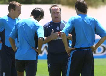 Dick Advocaat habla con Robben (a la izquierda), Van Bronckhorst y Cocu.