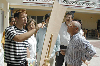Antonio López imparte un taller de pintura en la sede de la UIMP, en Santander.