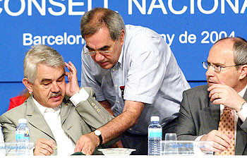 Pasqual Maragall conversa con su hermano Ernest en presencia de José Montilla durante la reunión del PSC.