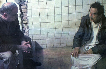 Sadam Husein, frente al miembro del antiguo Consejo Provisional de Gobierno de Irak, Ahmed Chalabi, tras la captura del ex dictador el pasado diciembre.