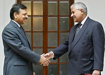 Sheel Kant Sharman (izquierda), representante indio, saluda a su homólogo paquistaní, Tariq Usman Haider, tras la firma.