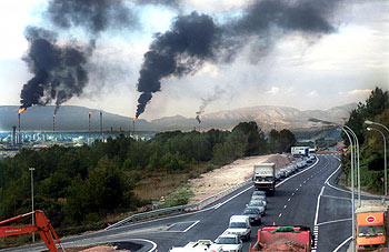 Columnas de humo en el cielo de Tarragona.