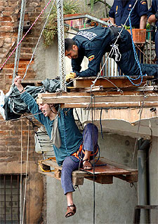 Un  okupa  en el momento de ser desalojado de un bloque de pisos de la calle de Alí Bei.