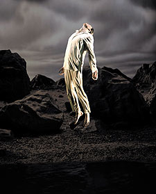 Una imagen de la videoinstalación  Cinco ángeles para el   milenio,  de Bill Viola.