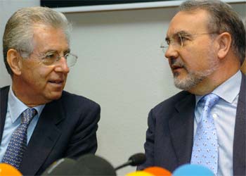 Pedro Solbes (derecha) conversa con el comisario europeo Mario Monti en Madrid.