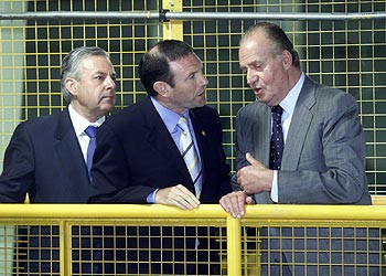 El Rey charla con el  lehendakari  y Román Knörr (izquierda) en la fábrica de vidrio de Llodio.