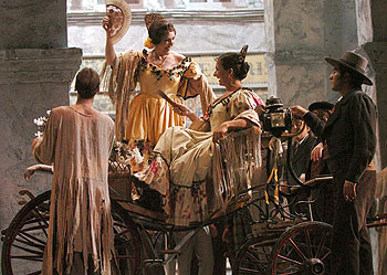 Una escena de  Doña Francisquita  durante el ensayo general en el teatro de la Zarzuela.