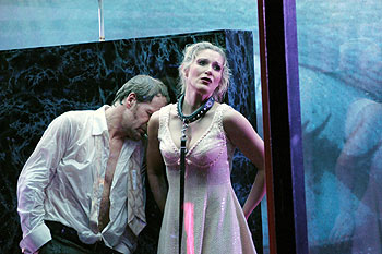 Una escena de  El rapto del serrallo  en la versión de Calixto Bieito.