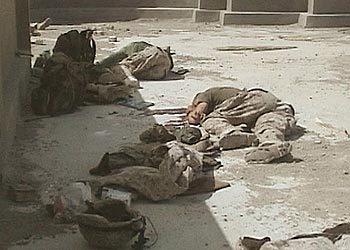 Los cuerpos de los  marines  muertos ayer en Ramadi yacen en una calle de la ciudad, en una imagen tomada de un vídeo.