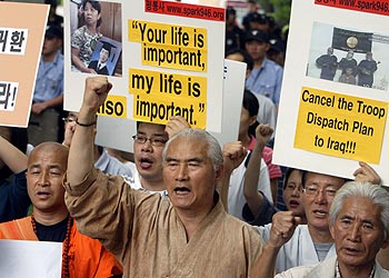 Un grupo de surcoreanos se manifiesta en favor del rehén y contra el envío de tropas a Irak, en Seúl.