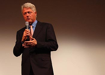El ex presidente Bill Clinton se dirige al público, el miércoles pasado, en un teatro de Nueva York.
