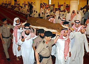 Policías saudíes llevan el cuerpo de un compañero muerto en un enfrentamiento con Al Qaeda.