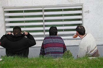 Tres drogodependientes que participan en un programa de dispensación de heroína en Granada.