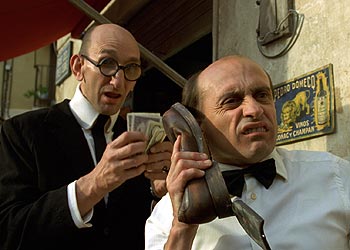 Benito Pocino y Pepe Viyuela, en una imagen de  La gran aventura de Mortadelo y Filemón,  de Javier Fesser, película española más taquillera de 2003.