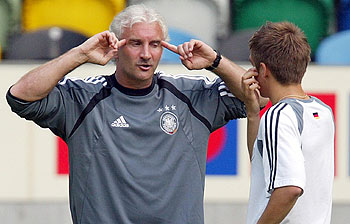 Un gesto expresivo de Rudi Völler ante Lahm.