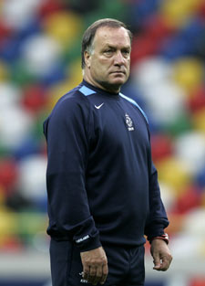 Dick Advocaat exhibe su seriedad patibularia en la banda.