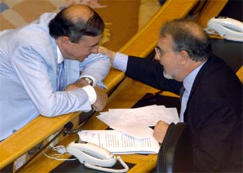 El vicepresidente segundo, Pedro Solbes (a la derecha), conversa con Iñaki Anasagasti (PNV) en el Senado.