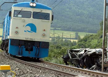 Muere una niña en un paso a nivel sin barreras en Álava