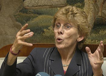 La embajadora Cristina Barrios conversa con los periodistas el pasado jueves en la Ciudad de México.