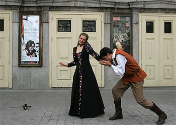 Los artífices de los paseos teatralizados por Madrid escenificaron ayer, frente al Teatro Español, historias de amores y espadachines.