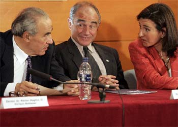 De izquierda a derecha, Gregorio Peces-Barba, Miguel Louis Cereceda y Ana Patricia Botín, en la Carlos III.