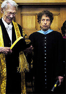 Bob Dylan, junto a sir Kenneth Dover en la Universidad de St. Andrews.