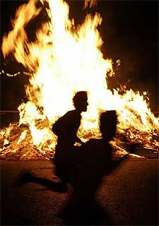 Una hoguera ardiendo anoche en la calle de Casp de Barcelona.