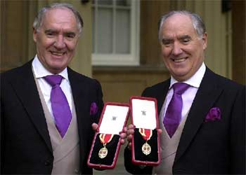 David Barclay (izquierda) y su hermano Frederick, tras ser nombrados  caballeros  por la reina de Inglaterra.